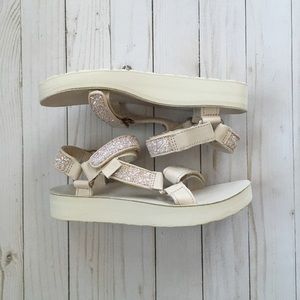 🥳50% OFF SPRING SALE🥳 Pink Glam Midform Tevas💕